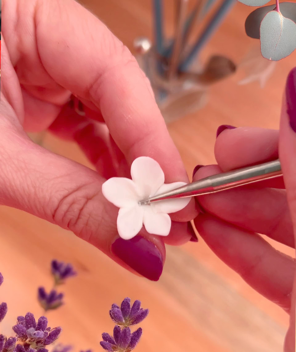 paso a paso flores en porcelana fría