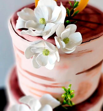 Torta con flores en porcelana fría