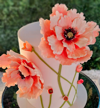 Torta con flores en porcelana fría
